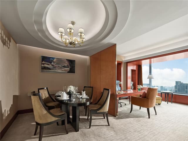 PREMIUM SUITE