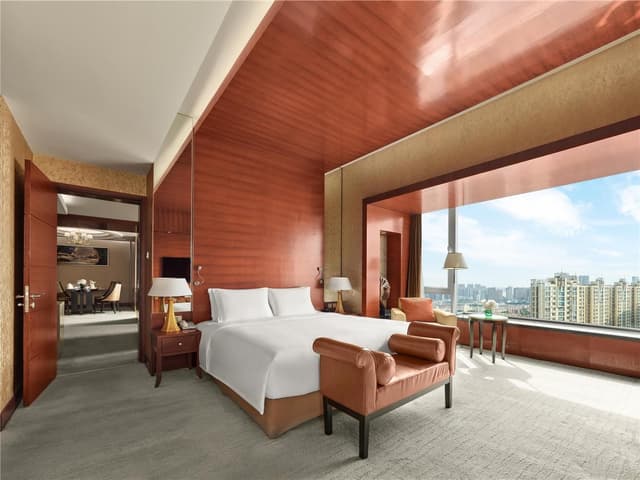 PREMIUM SUITE