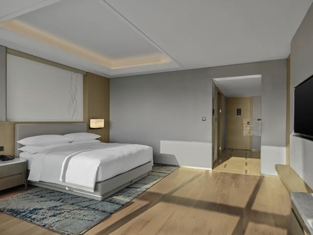 Deluxe Room, 1 King Bed, City View