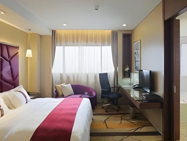 1 Queen Bed Superior Non-Smoking