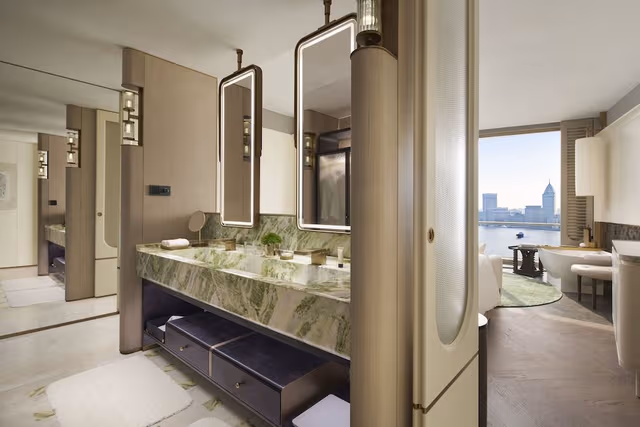 1 King Classic Oriental Pearl Tower View