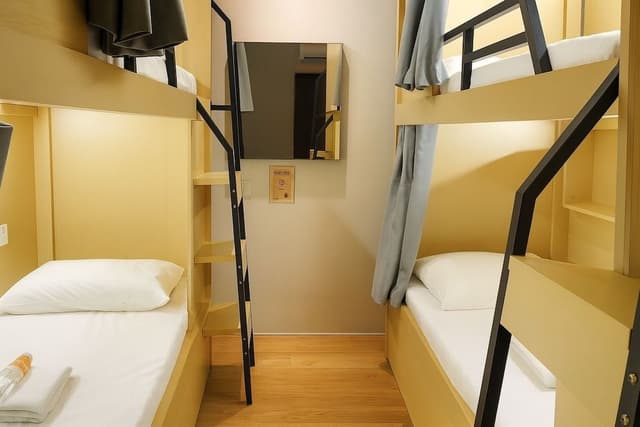 4 Pax, Window Room