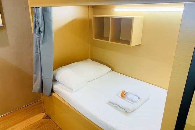4 Pax, Window Room