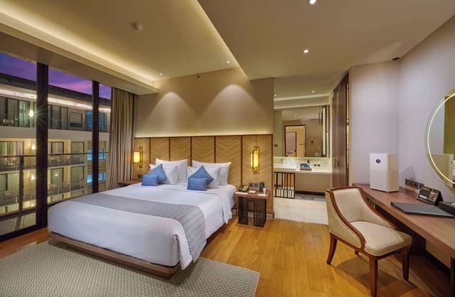 Suite, 1 King Bed with Sofa bed, Bathtub