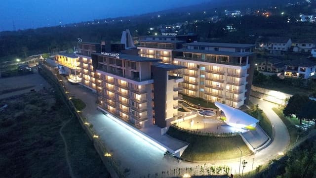 Premier Room, 2 Twin Beds, Bathtub, Mountain View