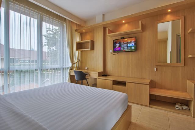 Deluxe Queen Room