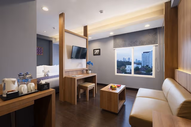Suite, 1 King Bed, City View
