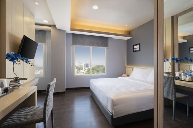 Suite, 1 King Bed, City View