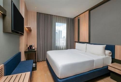 Classic Room with 1 Queen Bed, City Side