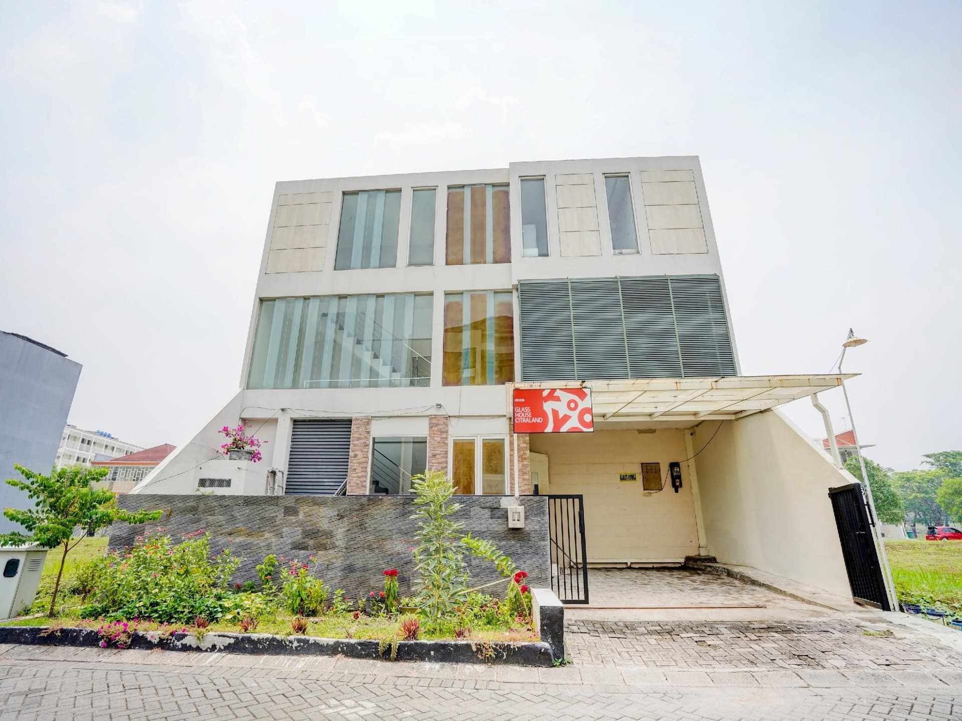 SUPER OYO 90606 Glass House Citraland