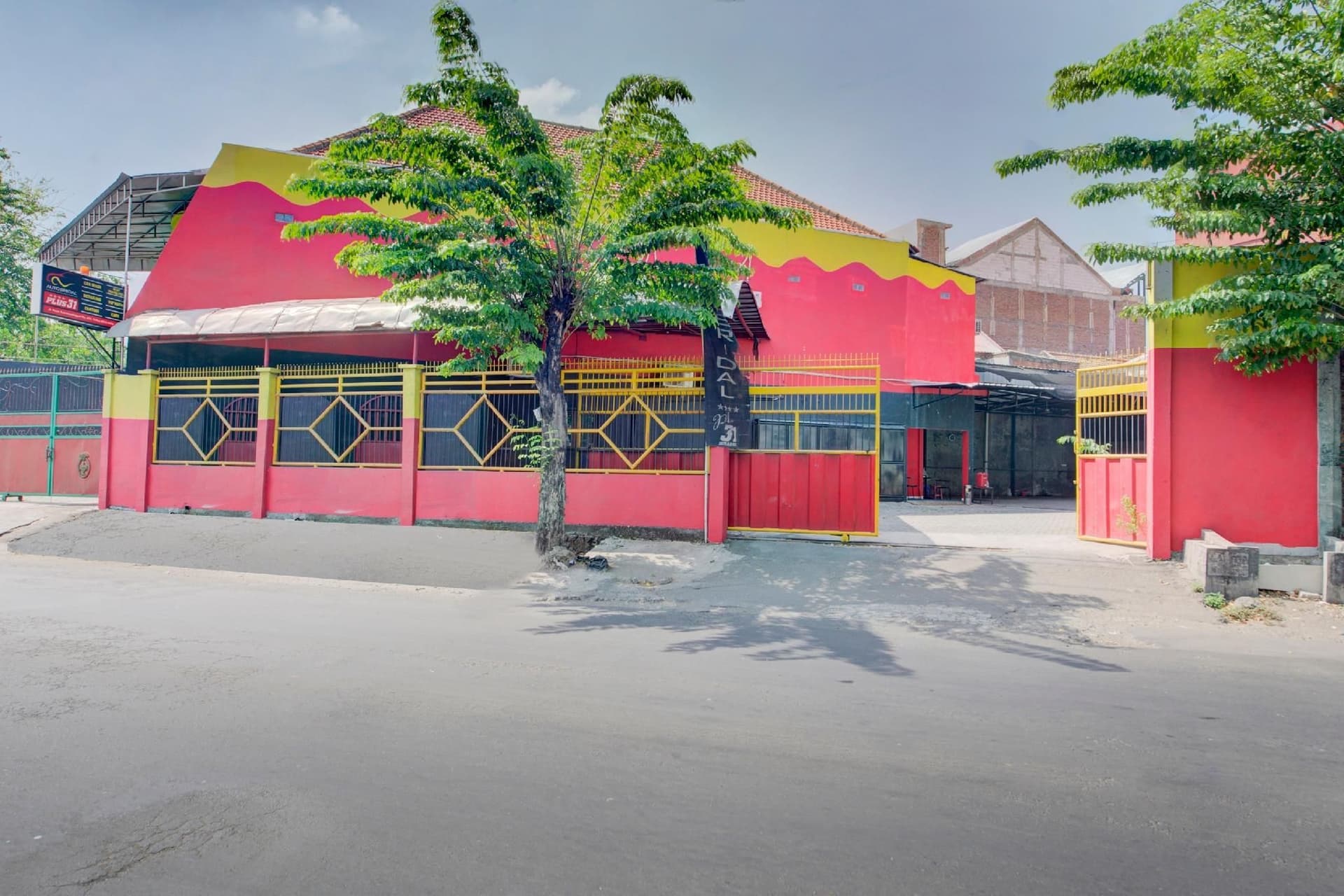 Super OYO Capital O 3198 Sukomanunggal Inn