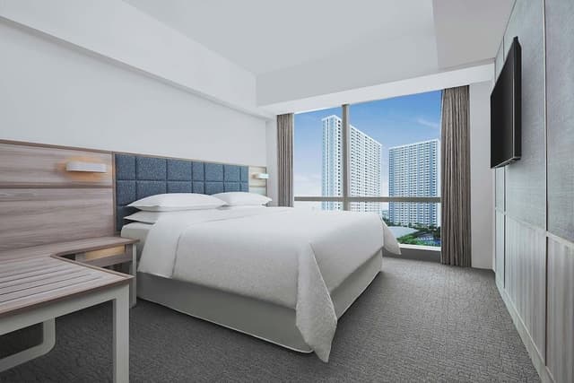 Room, 1 King Bed (Deluxe Guest Room, 1 King)