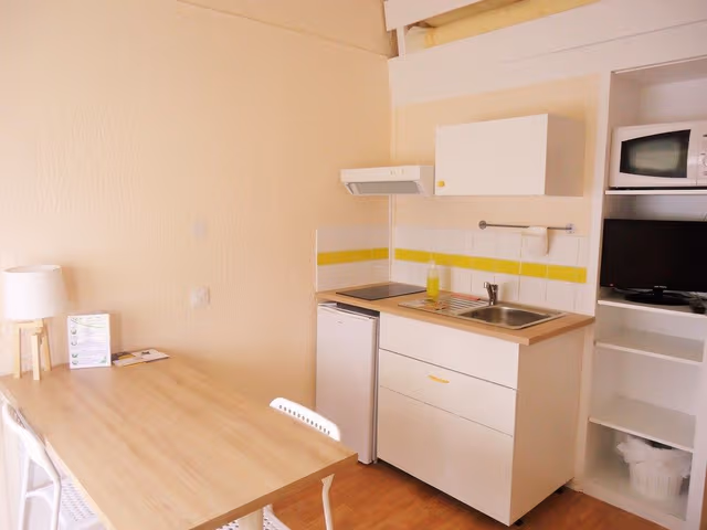 Basic Studio, Garden View