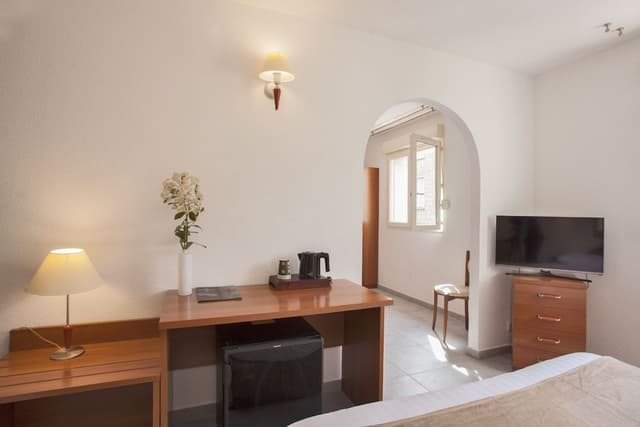 Chambre Quadruple, vue rue
