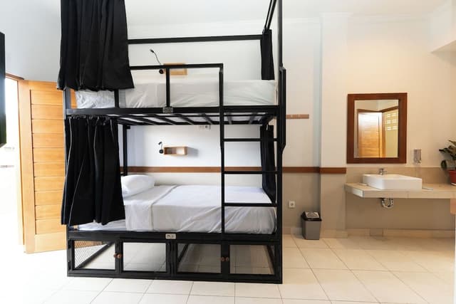 Superior 6-Bed Female Dorm