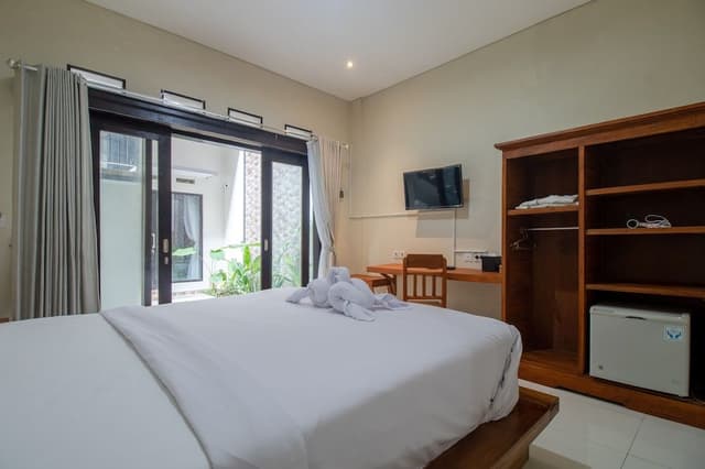 Deluxe Double Room, 1 King Bed, Non Smoking, Private Bathroom