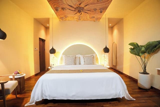 Suite with Pool Access
