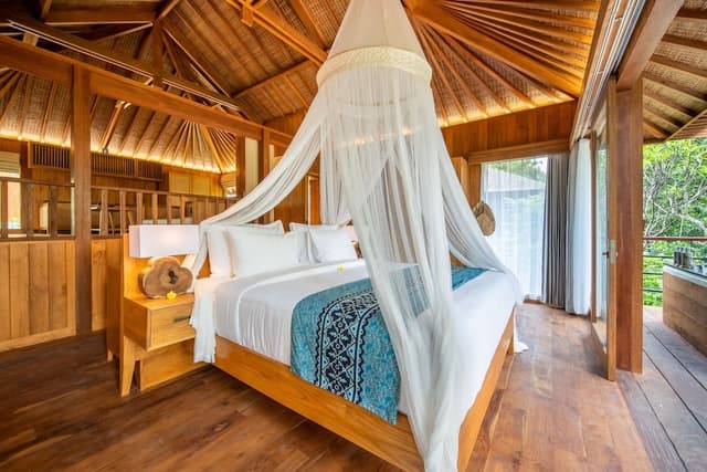 Deluxe Suite with Hot Tub and Free Scheduled Activities