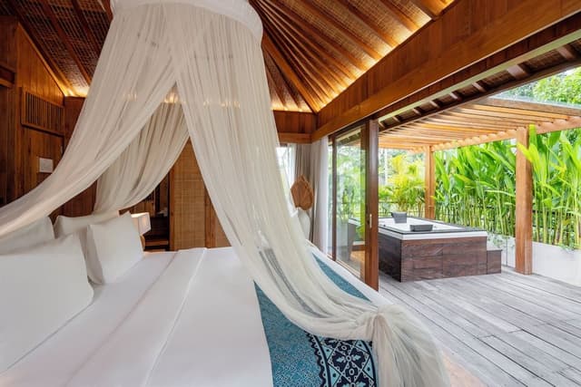 Deluxe Suite with Hot Tub and Free Scheduled Activities