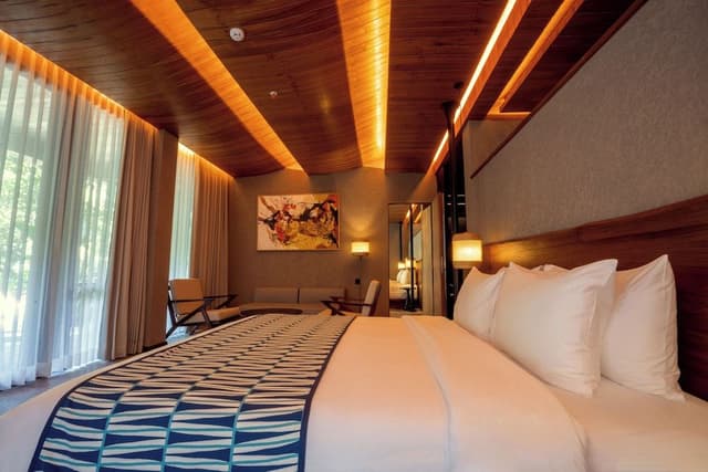Suite Double Bed Pool Access