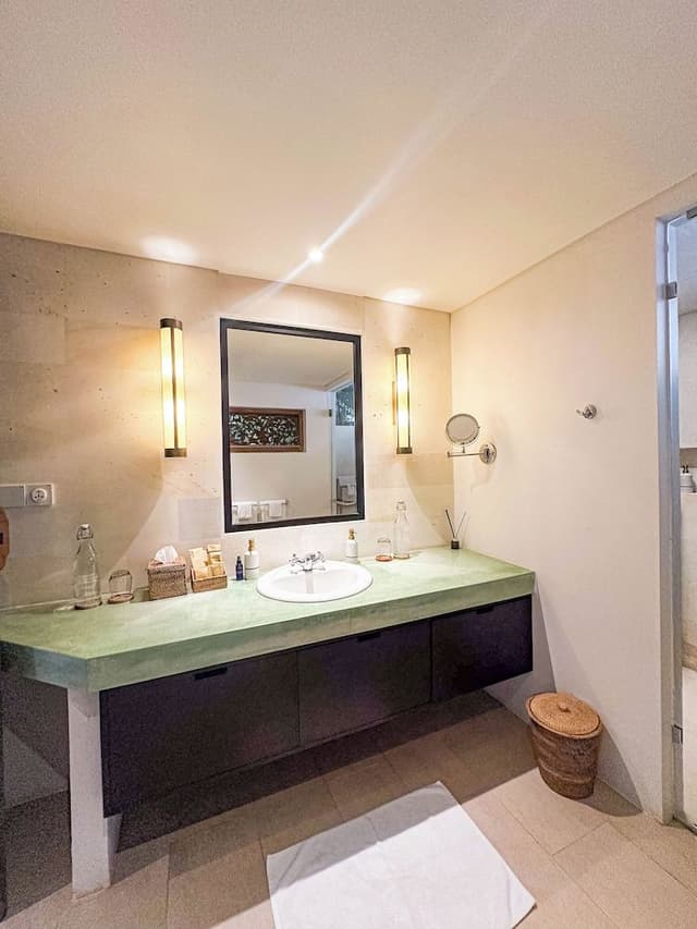 AKASA - Suite Pool Access
