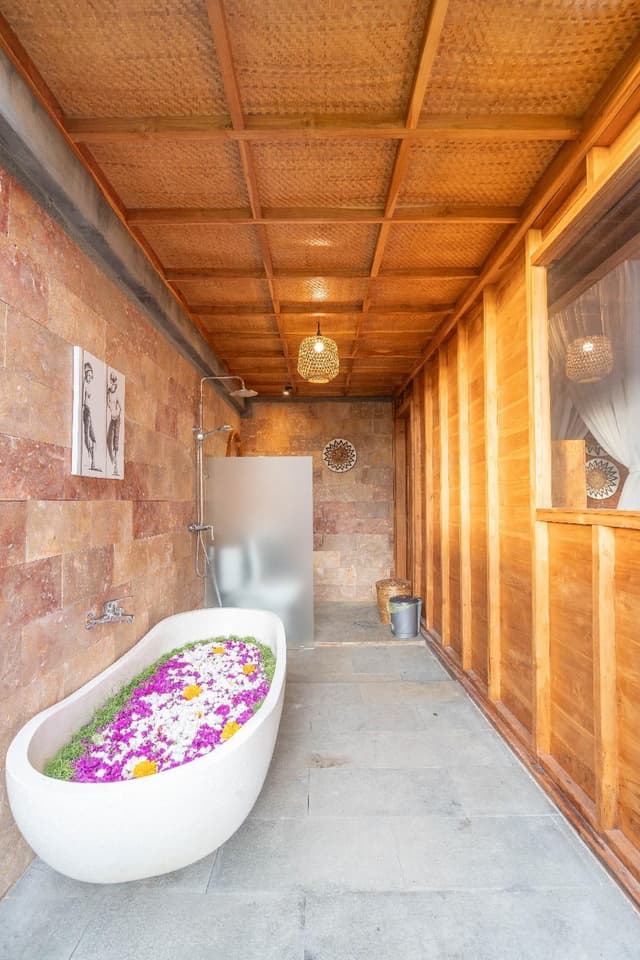 Deluxe Pool