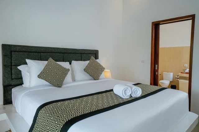 Classic Villa, 1 King Bed, Kitchen, Pool View