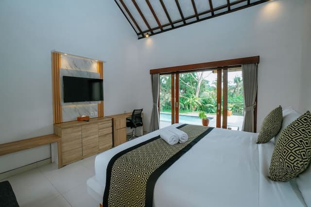 Classic Villa, 1 King Bed, Kitchen, Pool View