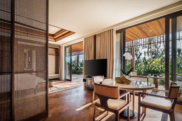 Corner Tropical Suite