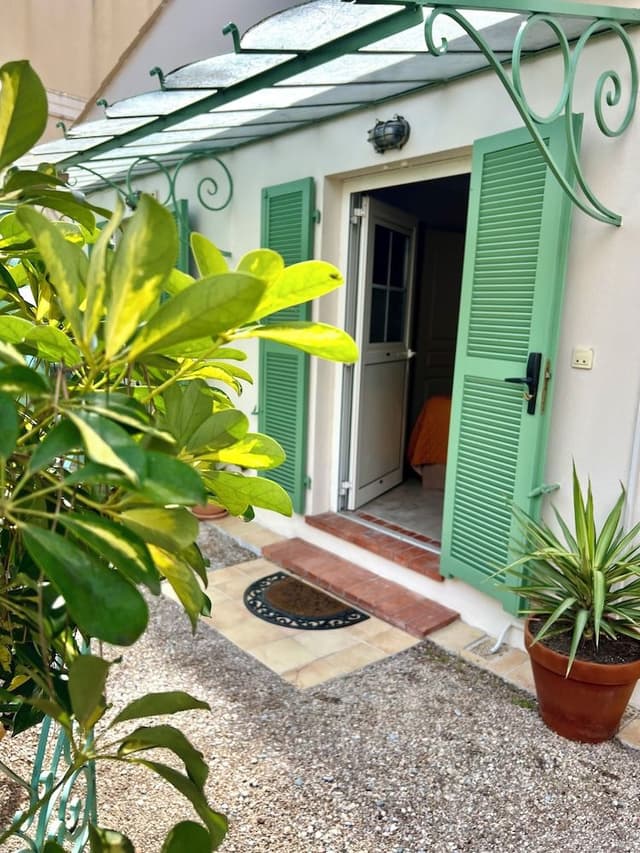 Small double room Garden view