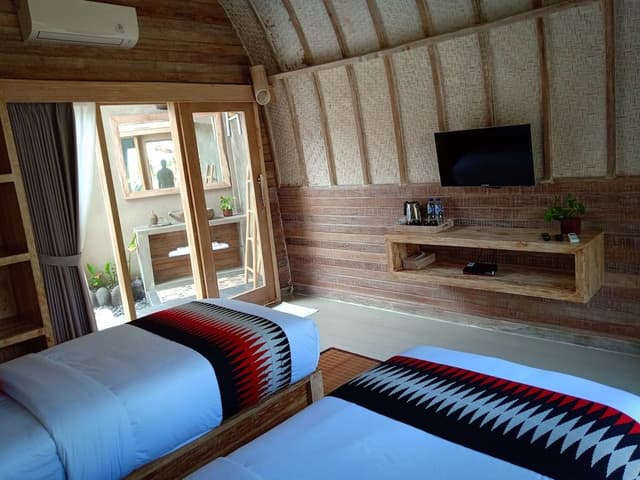 Deluxe Twin with Bathtub