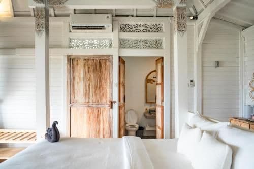 Deluxe Double Room with Side Sea View