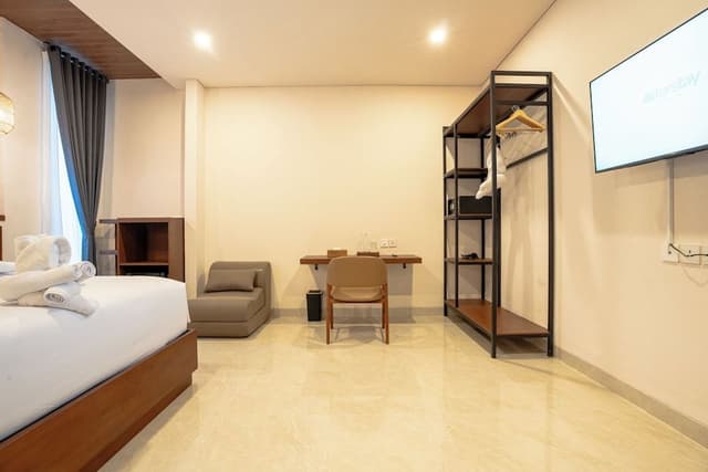 Suite, Pool View