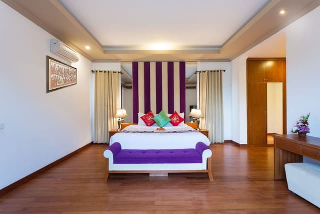 Deluxe Double Room, 1 King Bed, Pool View