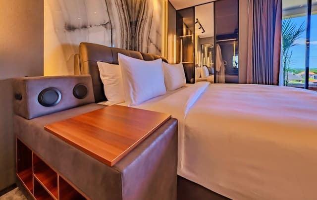 Deluxe Signature Suite