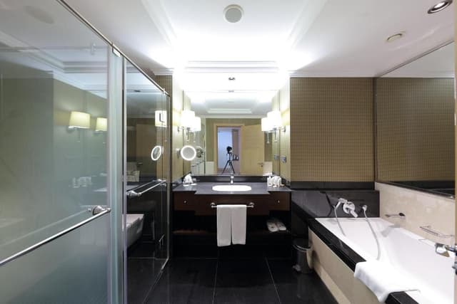 Honeymoon Suite