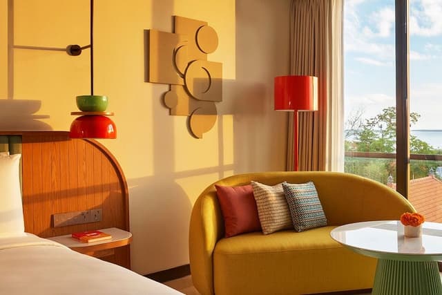 Room, 1 King Bed (Neighborhood View)