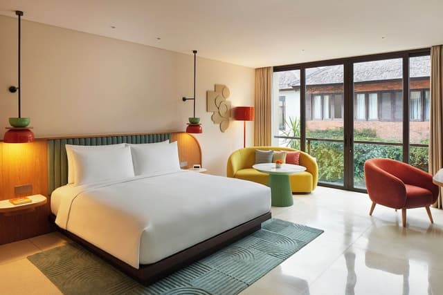 Room, 1 King Bed (Street View)