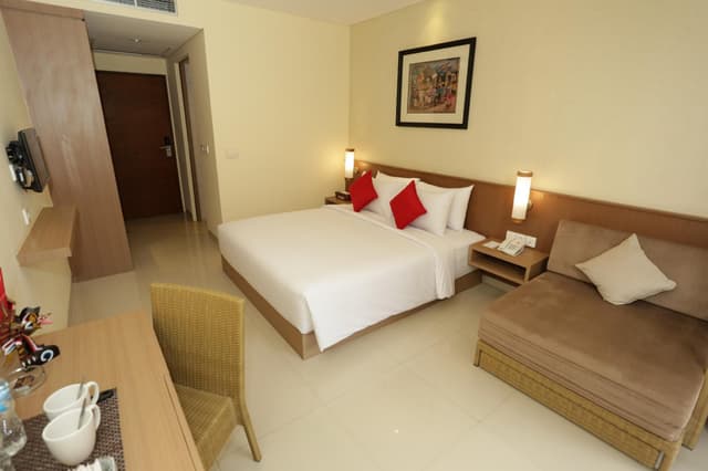 Deluxe Upper Floor Room, Double Bed with Pool View