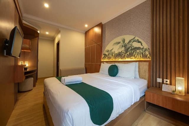 Suite, Pool View