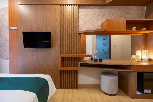 Suite, Pool View