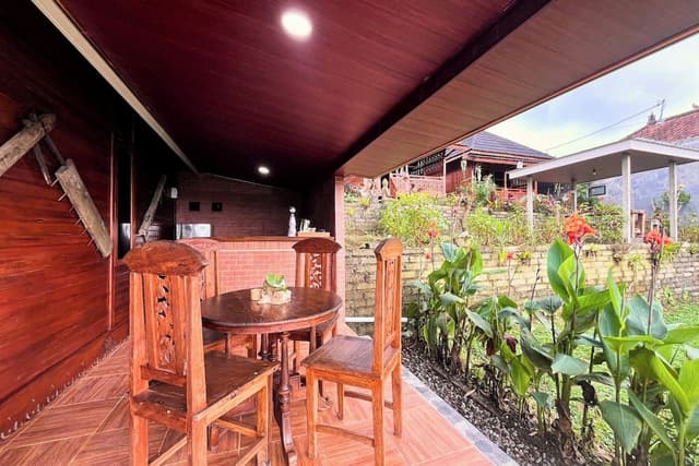 Wooden Suite with Mountain View