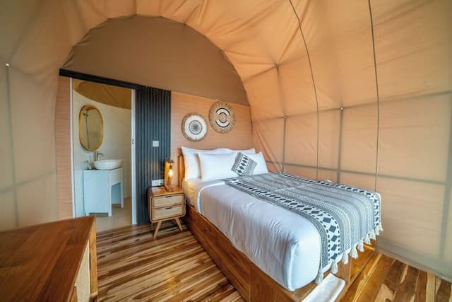 Deluxe Tent, Lake View