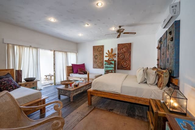 Superior Room, 1 King Bed, Courtyard View