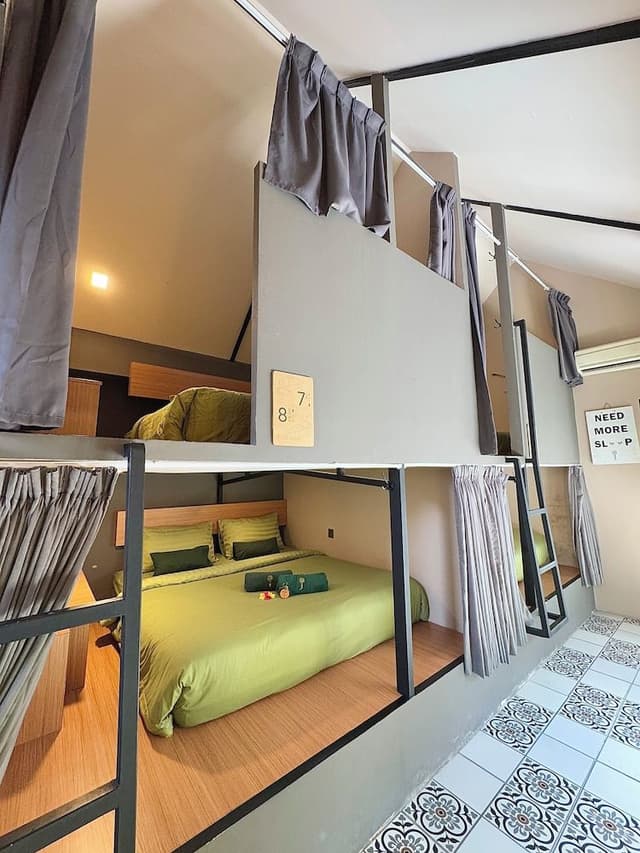 Comfort Shared Dormitory, 1 King Bed