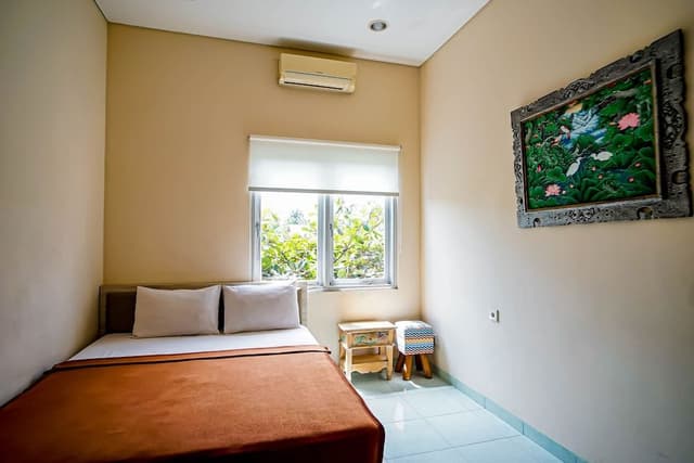 Deluxe with Shared Bathroom