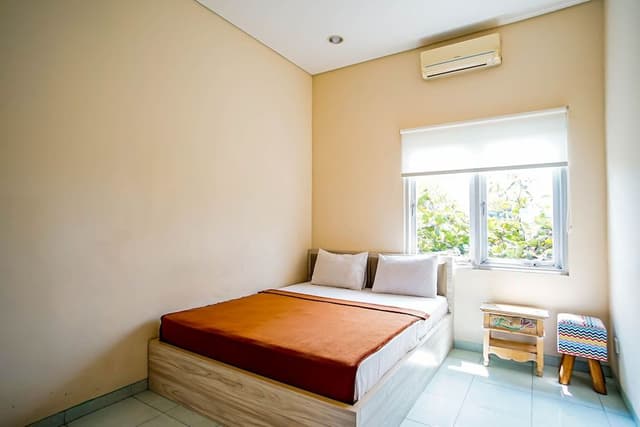 Deluxe with Shared Bathroom