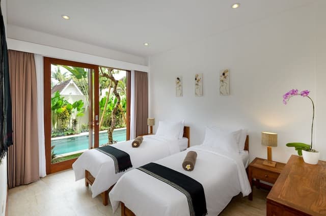 Deluxe Duplex, 2 Bedrooms, Kitchen, Poolside