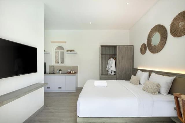 Suite, Pool View
