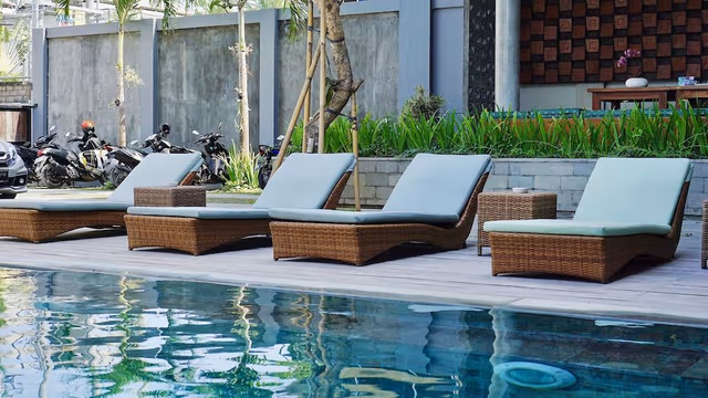 Deluxe Room, 1 King Bed, Pool View
